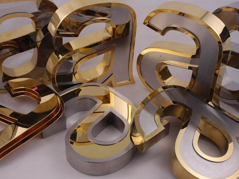 bảng hiệu mica chữ nổi